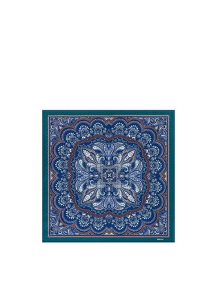 Quadratischer blauer Stoff mit symmetrischen Paisley- und floralen Mustern in Weiß-, Hellblau- und Brauntönen, mit gewellten Kanten im Design.