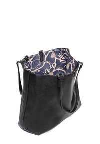 Černá kožená kabelka přes rameno s texturovaným povrchem a hladkými popruhy. Interiér obsahuje vzorovanou látku v námořnické modři s světlými vzory.