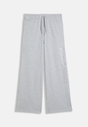 Pantaloni da tuta grigi realizzati in tessuto morbido, con un design a gamba larga e una vita elasticizzata con cordoncino; dettaglio testuale su un lato.