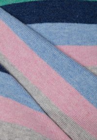 Zachte gebreide stof met horizontale strepen in roze, lichtblauw, grijs, donkerblauw en groen, met een close-up van de textuur en plooien.