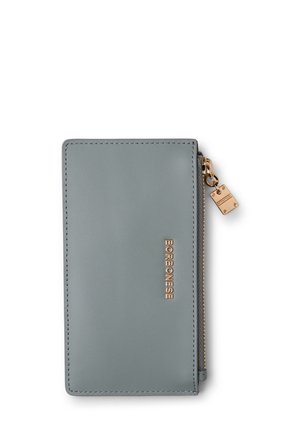 Cartera de cuero gris con un diseño elegante, que presenta un cierre de cremallera en tono dorado y el nombre de la marca en relieve, con un fino cosido en los bordes.
