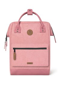 Zaino in corduroy rosa con accenti in pelle, maniglia superiore, tasca frontale con zip e un patch rotondo con logo. Presenta una superficie testurizzata e materiale resistente.