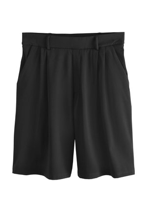 Schwarze, knielange, maßgeschneiderte Shorts mit Gürtelschlaufen, vorderen Falten und Seitentaschen, dargestellt vor weißem Hintergrund.