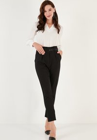 LELA Chino - black