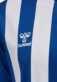 Blå och vitrandig sporttröja i lätt tyg, med en logotyp som har en stiliserad bi-design och texten "hummel" nedanför.