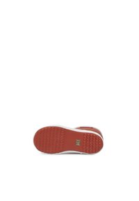 Semelle en caoutchouc avec un fond texturé rouge, des côtés blancs et une étiquette en accent doré. Le design est plat et arrondi, adapté à un usage décontracté.