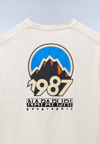 Napapijri MONTEPIANA - Nyomott mintás póló - beige dimity