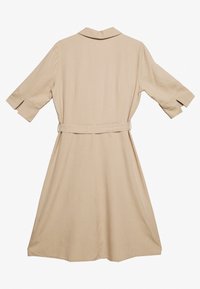 Abito beige con colletto, maniche corte e vita aderente. Presenta un orlo dritto e una trama liscia.