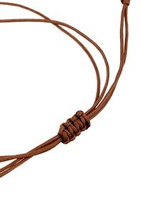 Bruine gevlochten koord met een gladde textuur en een stevig geknoopt gedeelte, met verschillende dunne strengen die uit de knoop komen.