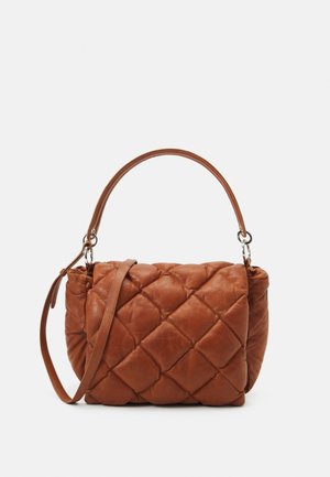 Braune gesteppte Lederhandtasche mit gebogenem oberen Griff und verstellbarem Schulterriemen auf weißem Hintergrund.