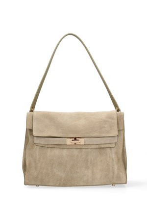 Borsa a mano in camoscio beige con chiusura a patta, forma rettangolare, manico singolo superiore e dettaglio della fibbia rettangolare dorata.
