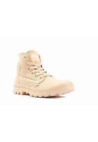 Brązowe trampki z płótna, wysokie, z okrągłym noskiem, sznurowaniem z przodu, gumową podeszwą i detalem logo z boku. Posiadają teksturowany materiał i solidną konstrukcję.