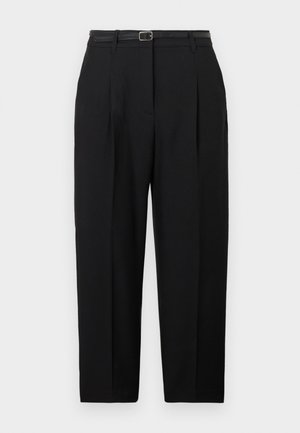 Schwarze Hosen mit maßgeschneidertem Design, ausgestattet mit einer plissierten Vorderseite, Gürtelschlaufen und einem dünnen schwarzen Gürtel. Hergestellt aus glattem Stoff mit geradem Bein.