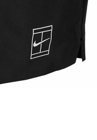 Articol de îmbrăcăminte din material textil negru, cu un logo Nike alb în interiorul unui contur rectangular. Designul are linii curate și un stil minimal.