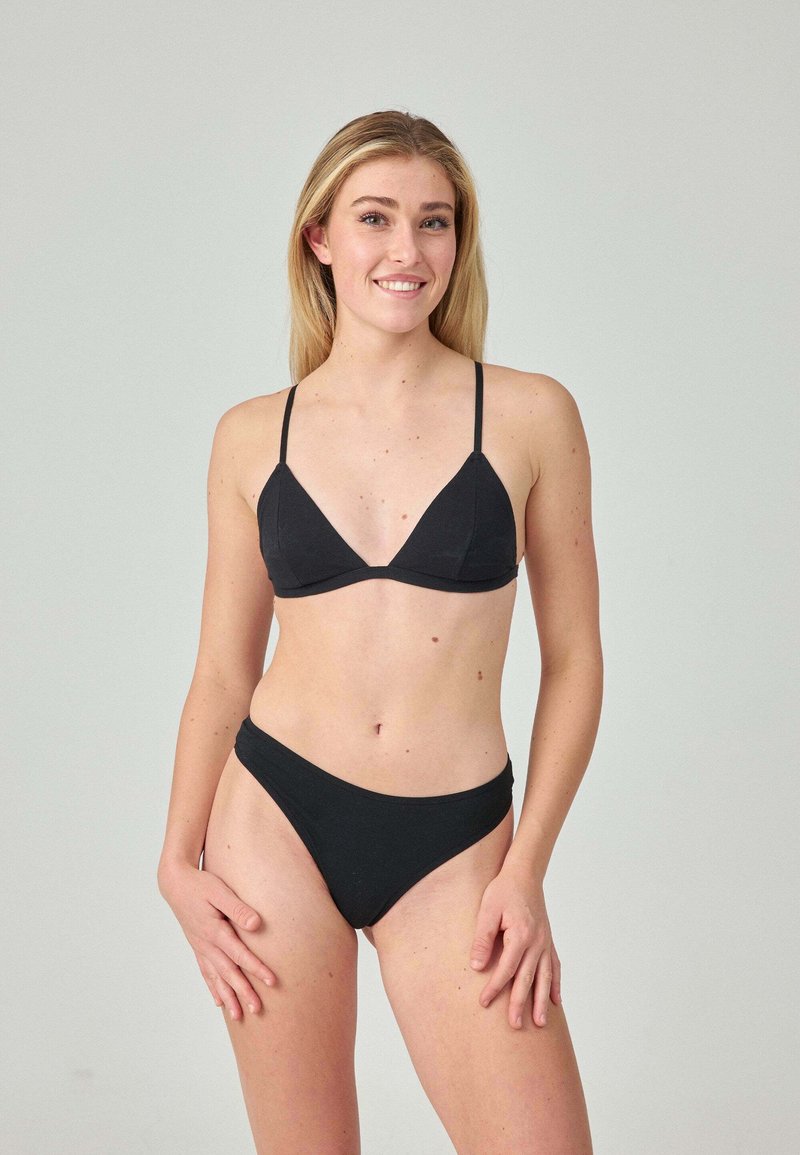 Top bikini triangolare nero con spalline sottili e pantaloni a vita alta coordinati. Texture liscia, design minimalista, senza motivi né componenti metallici.