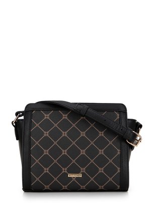 Czarna torebka na ramię ze złotym wzorem diamentowym i regulowanym paskiem, z małą złotą plakietką z logo „Wittchen” z przodu.