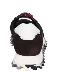 Czarno-biała sportowa półbuty z zamszowym piętą, teksturowaną podeszwą i różowymi sznurówkami. Posiada wyściełany kołnierz dla wygody.