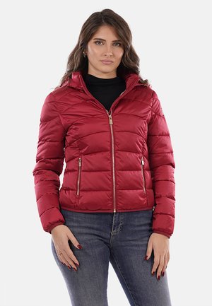 Giacca a vento rossa con zip frontale, design aderente e due tasche laterali. Presenta un cappuccio e una texture trapuntata per l'isolamento.