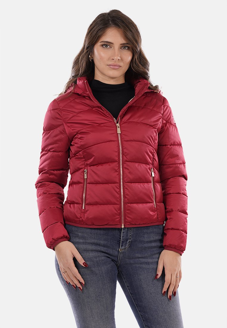 Giacca a vento rossa con zip frontale, design aderente e due tasche laterali. Presenta un cappuccio e una texture trapuntata per l'isolamento.