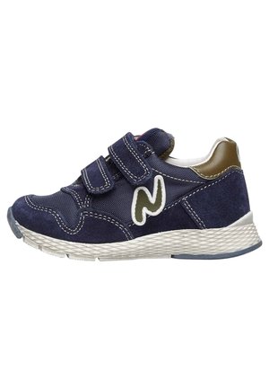 Sneaker blu navy con tomaia sintetica, due cinghie regolabili in velcro, dettagli bianchi e suola in gomma texturizzata. Dettaglio logo ricamato.
