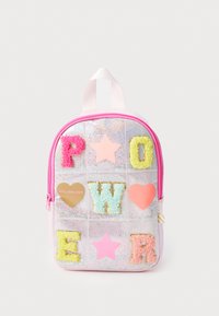 Liten rosa ryggsäck med glittrande material, prydd med färgglada bokstäver, hjärtan och stjärnor. Dragkedjestängning och handtag på toppen.