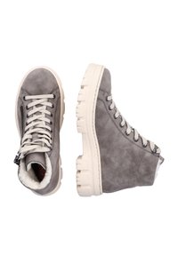Stivaletti ankle in suede grigi con lacci color crema, finitura testurizzata e una spessa suola in gomma bianca. Presentano una cerniera laterale e un rivestimento in pelliccia per il calore.