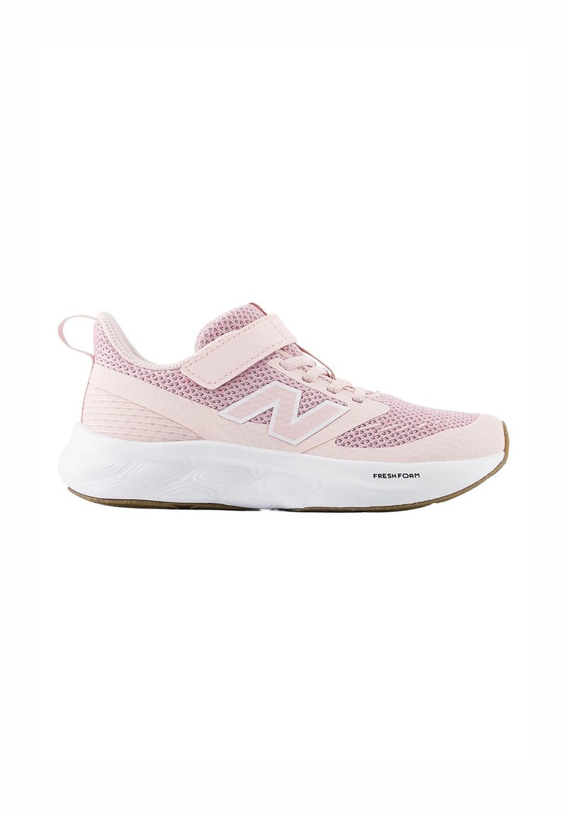 Baskets de sport roses avec tige en maille, touches blanches et une sangle velcro. Comprend une semelle blanche rembourrée avec une adhérence texturée.