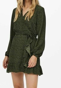 Robe portefeuille verte à manches longues, imprimé floral, ourlet volanté et ceinture. Confectionnée en tissu doux, elle présente un décolleté en V.