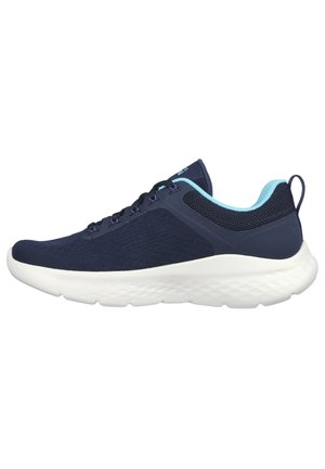 Scarpa sportiva navy con tomaia in rete, dettagli azzurri chiari e suola in gomma bianca. Presenta un sistema di allacciatura e un collo imbottito per il comfort.