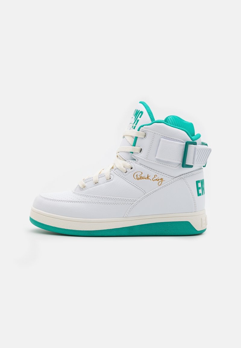 Baskets montantes blanches avec des accents turquoise, des lacets, une bande velcro et la signature dorée « Patrick Ewing » sur le côté.