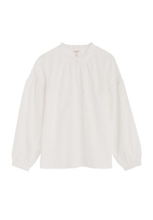 Witte langlopende blouse met verzamelde hoge halslijn en elastische manchetten, met subtiele plooidetails op de bovenste mouwen.