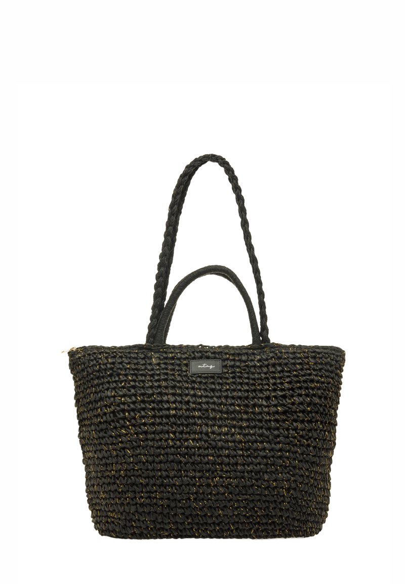 Borsa tote in tessuto nero con superficie testurizzata, manici intrecciati e un delicato accento dorato. Presenta una forma rettangolare e un'etichetta con il marchio.