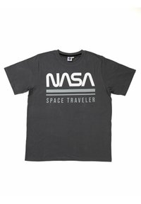 T-shirt di cotone nero con la scritta "NASA" in lettere bianche in grassetto e "SPACE TRAVELER" in grigio sottostante. Maniche corte e scollatura rotonda.