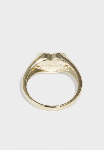 Inel din aur cu un design unic format din două buze stilizate în partea de sus, cu o suprafață netedă și gravură pe banda interioară.
