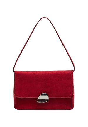 Sac à épaule en daim rouge de forme rectangulaire avec un fermoir triangulaire en argent sur le rabat avant, doté d'une sangle de poignée fine.