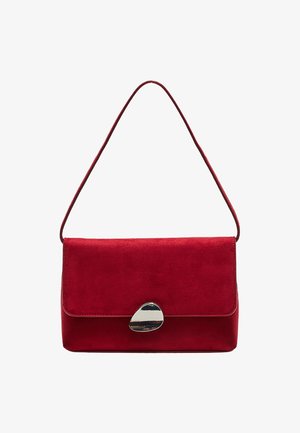 Borsa a spalla in suede rosso di forma rettangolare con fibbia triangolare in argento sulla patta anteriore, dotata di una sottile tracolla.