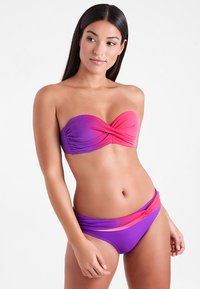 Bikini komplet, ki vsebuje brez naramnic zavit bandeau vrh v roza in vijolični barvni prehod, z ujemajočimi se nizkimi hlačkami in detallem gubanja.