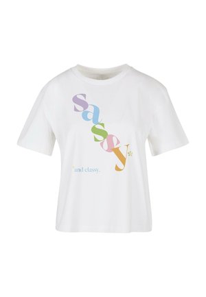 Valge puuvillane t-särk, millel on värvikas graafiline disain tekstiga "sassy and classy" erinevates pastelsetes värvides m ängulises fondis.
