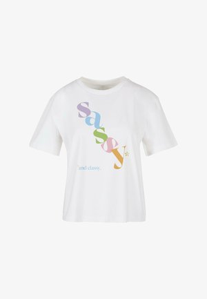 Tricou alb din bumbac cu un design grafic colorat, având textul "sassy and classy" în culori pastelate variate, scris într-un font jucăuș.