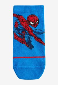 Chaussette bleue avec Spider-Man en costume rouge et bleu, accroupi et tirant une toile, avec une fine bande rouge près de l'orteil.