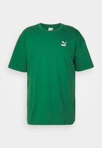 Grøn bomulds t-shirt med rund halsudskæring og korte ærmer. Har et lille hvidt Puma-logo på venstre bryst. Klassisk pasform.