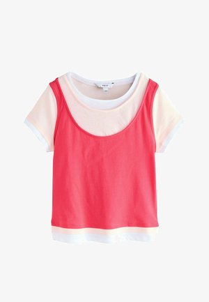 Valge lühikeste varrukatega T-särk, mille peal on punane varrukateta paagisärk, millel on kausskaelus ja sirge ääris.