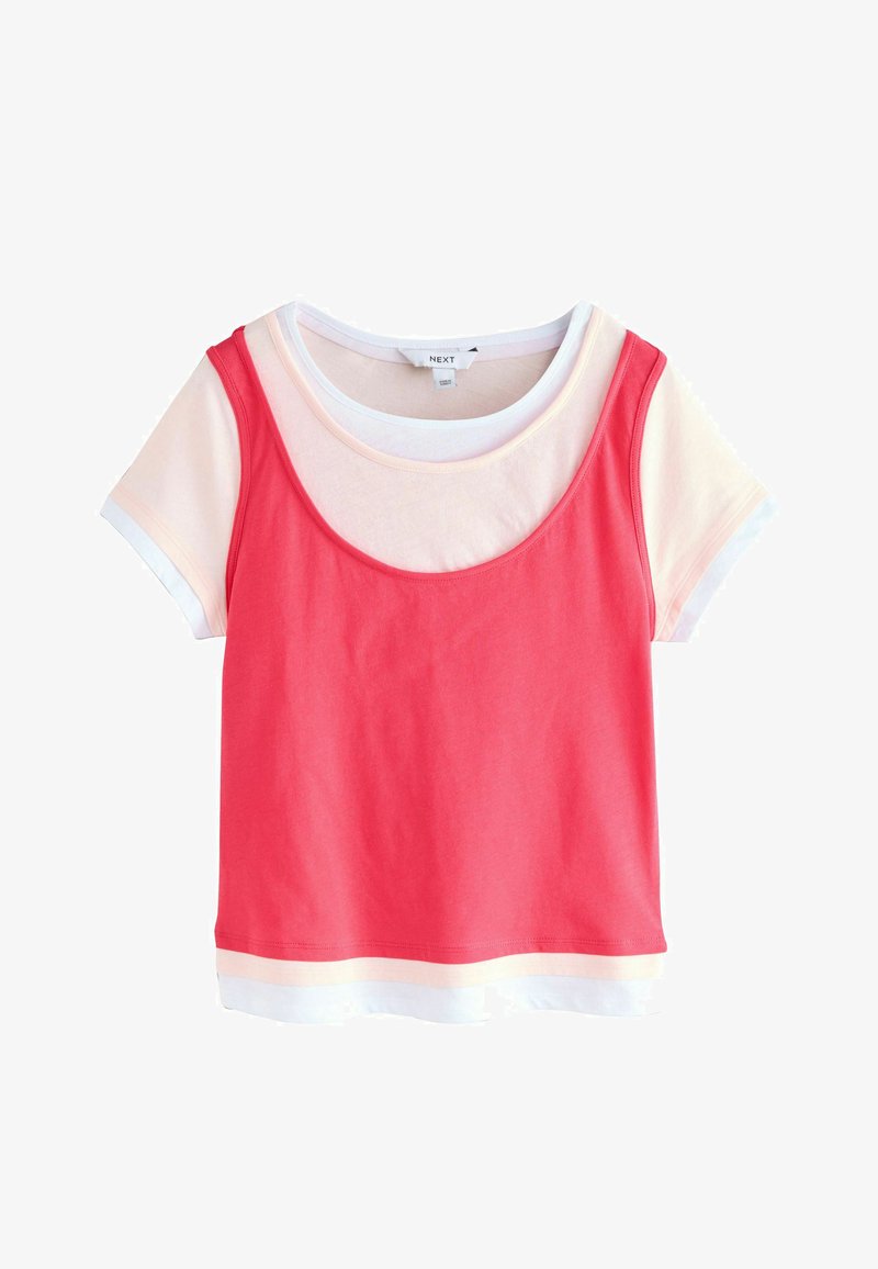 T-shirt blanc à manches courtes avec débardeur rouge sans manches superposé, doté d'un col arrondi et d'un ourlet droit.