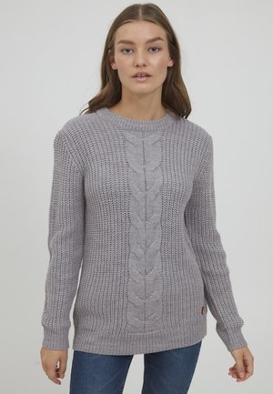 Hellgrauer Strickpullover mit einem Kabelmuster in der Mitte, gerippten Bündchen und Saum, entspannter Passform und weicher Textur.
