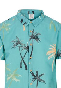 Turquoise shirt met korte mouwen met een palmbomenpatroon in zwart, groen en perzik. Heeft een kraag en houten knopen aan de voorkant.