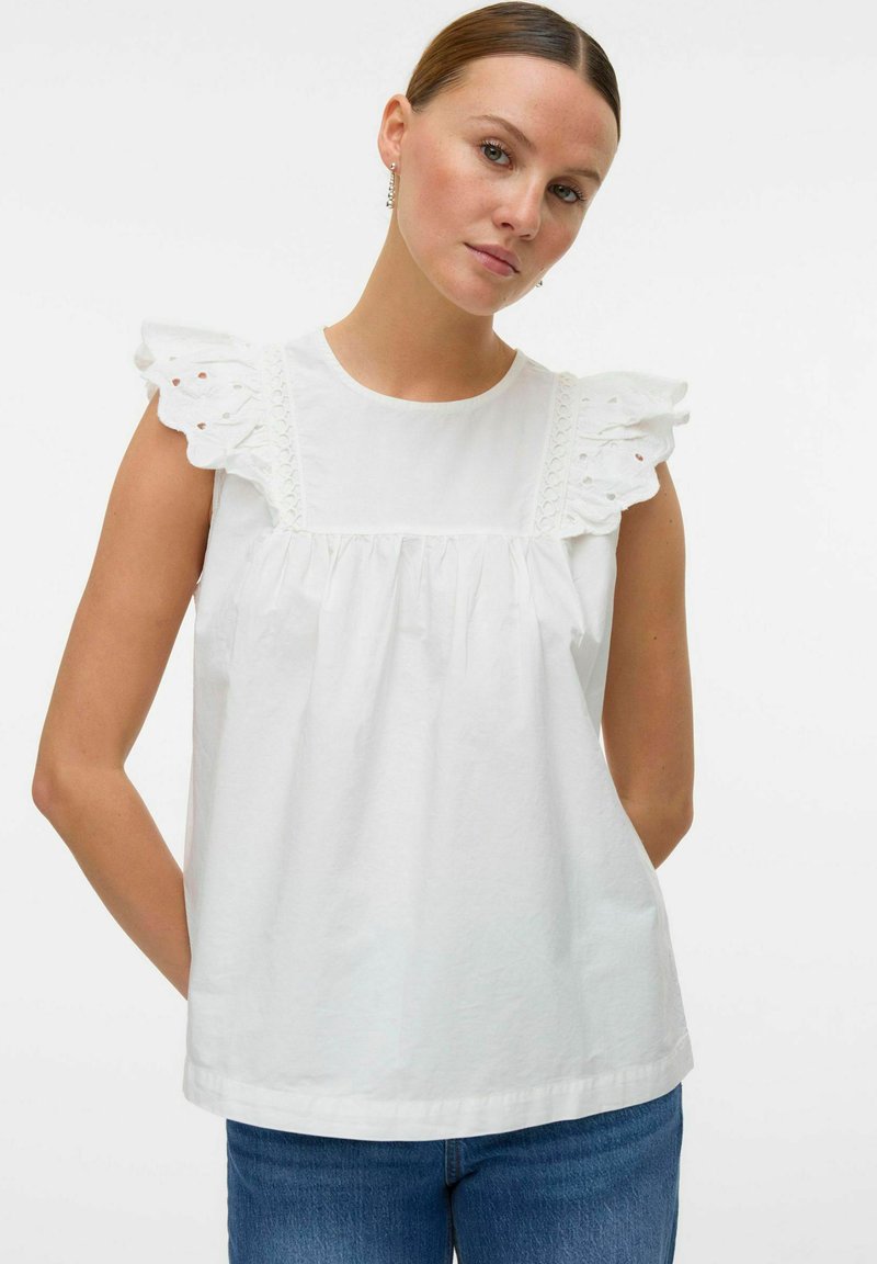 Top sans manches en coton blanc avec des accents de dentelle festonnée sur les épaules, un détail froncé sous le décolleté et une coupe ample.