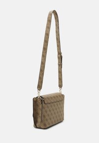 Brązowa torba na ramię z regulowanym paskiem, złotymi elementami i prostokątnym kształtem; teksturowana tkanina i płaskie zapięcie.