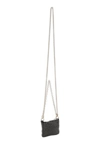 Sort perlehandtaske med en sølvfarvet kædehenge. Firkantet form med en tekstureret overflade, udstyret med lynlås og metalhardware.