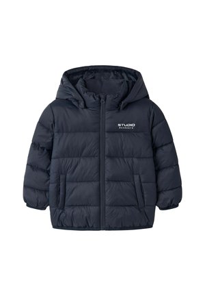 Veste matelassée bleu marine pour enfants avec capuche, fermeture éclair à l’avant, poches latérales et logo "STUDIO Outdoors" sur la poitrine.
