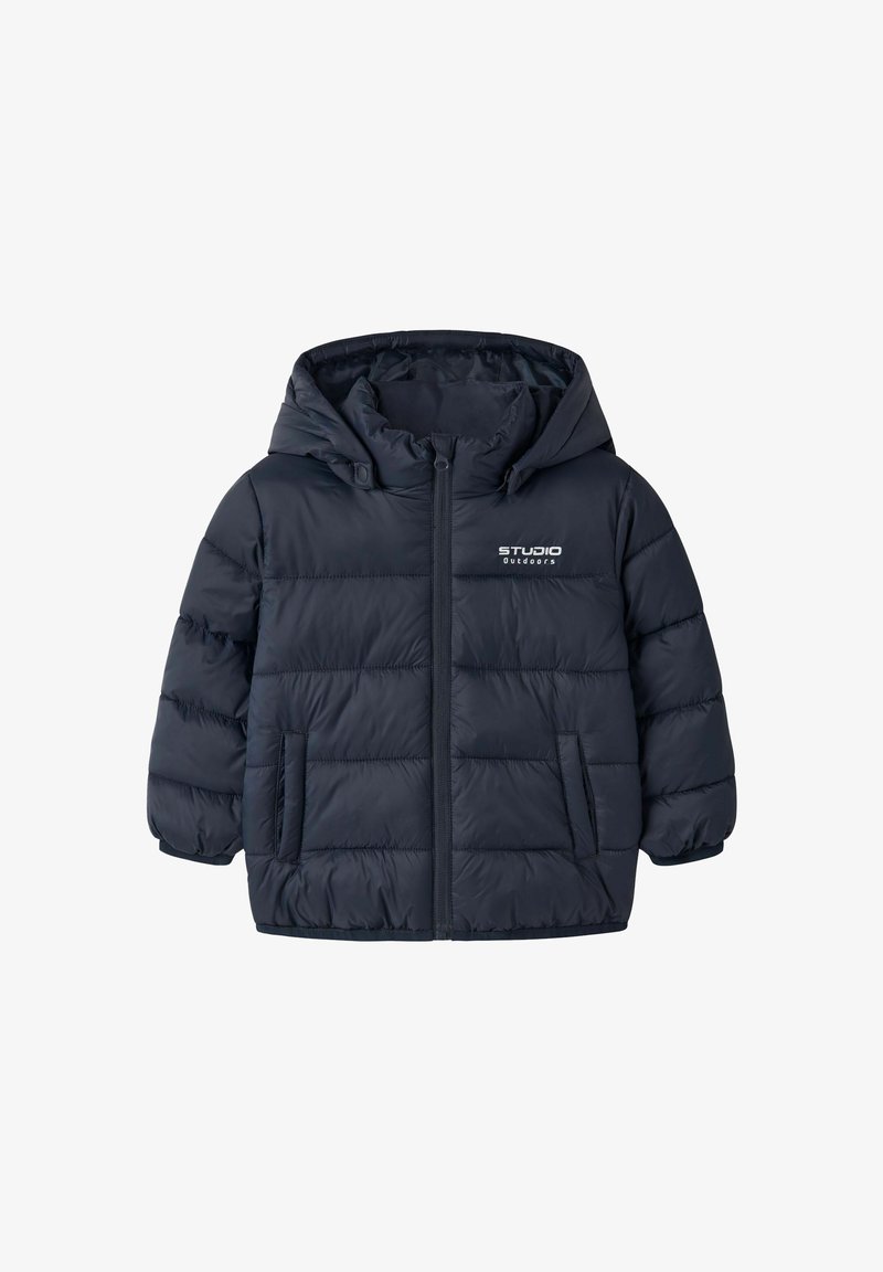 Veste matelassée bleu marine pour enfants avec capuche, fermeture éclair à l’avant, poches latérales et logo "STUDIO Outdoors" sur la poitrine.